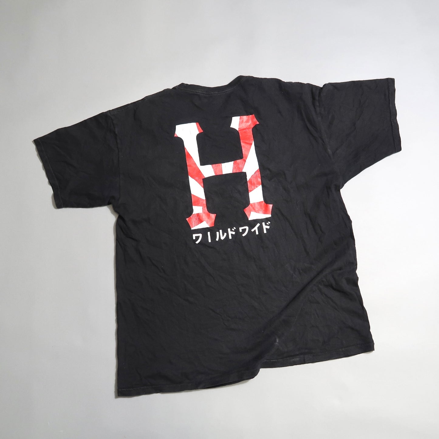 Black T-shirt with a large nullHnull and Japanese text on the back.