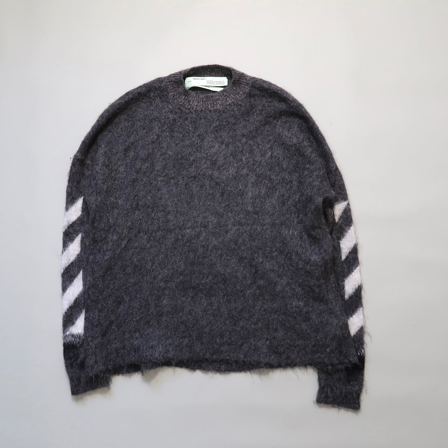 Бел џемпер од мохер