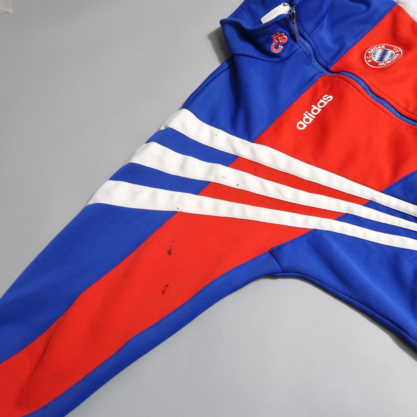 Adidas Vintage trackjacket (damages attached)
