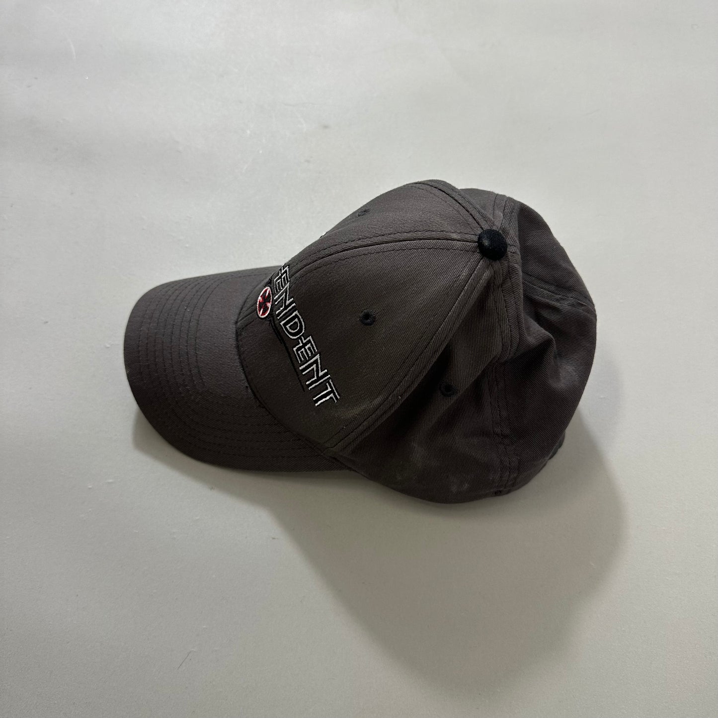 Independent cap