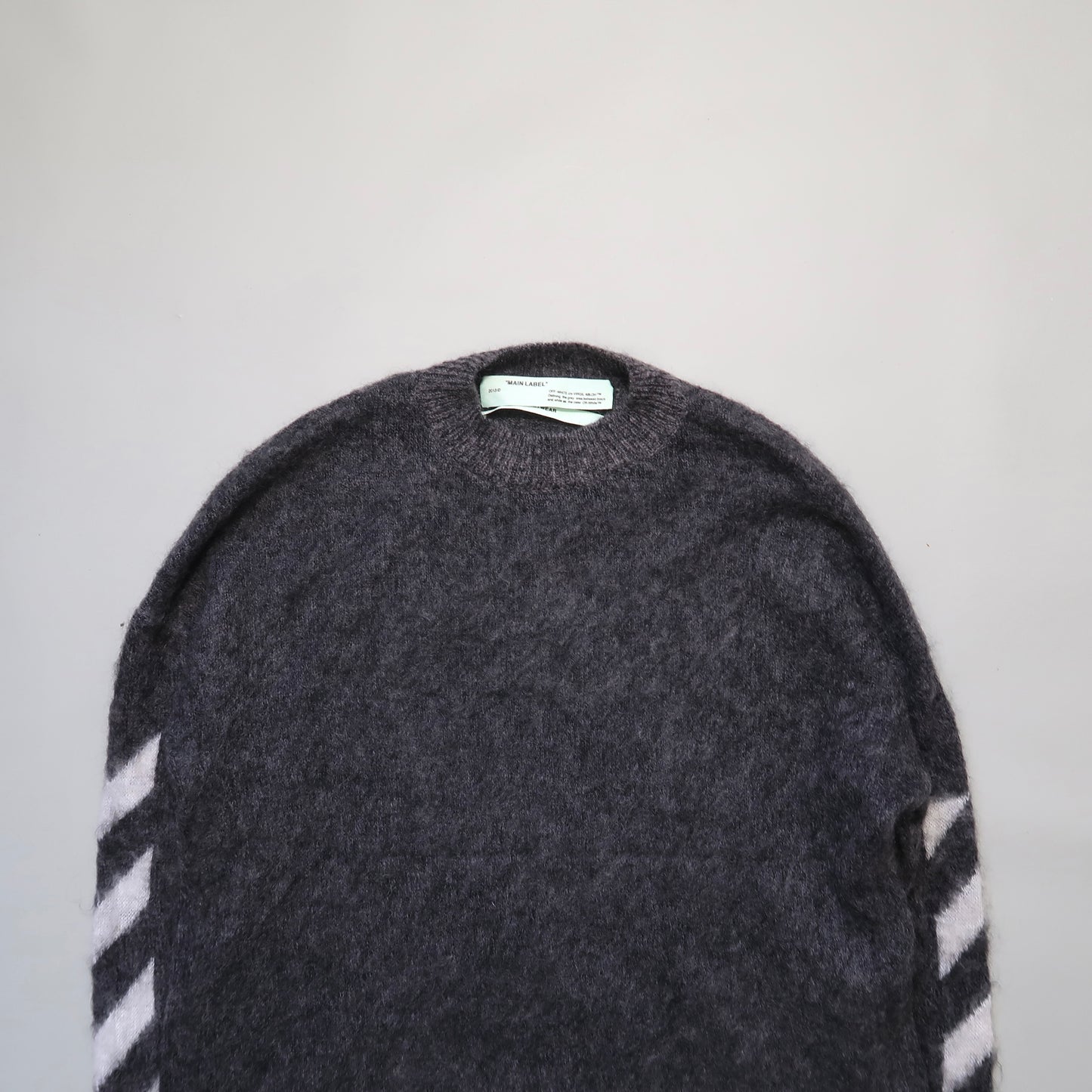 Бел џемпер од мохер