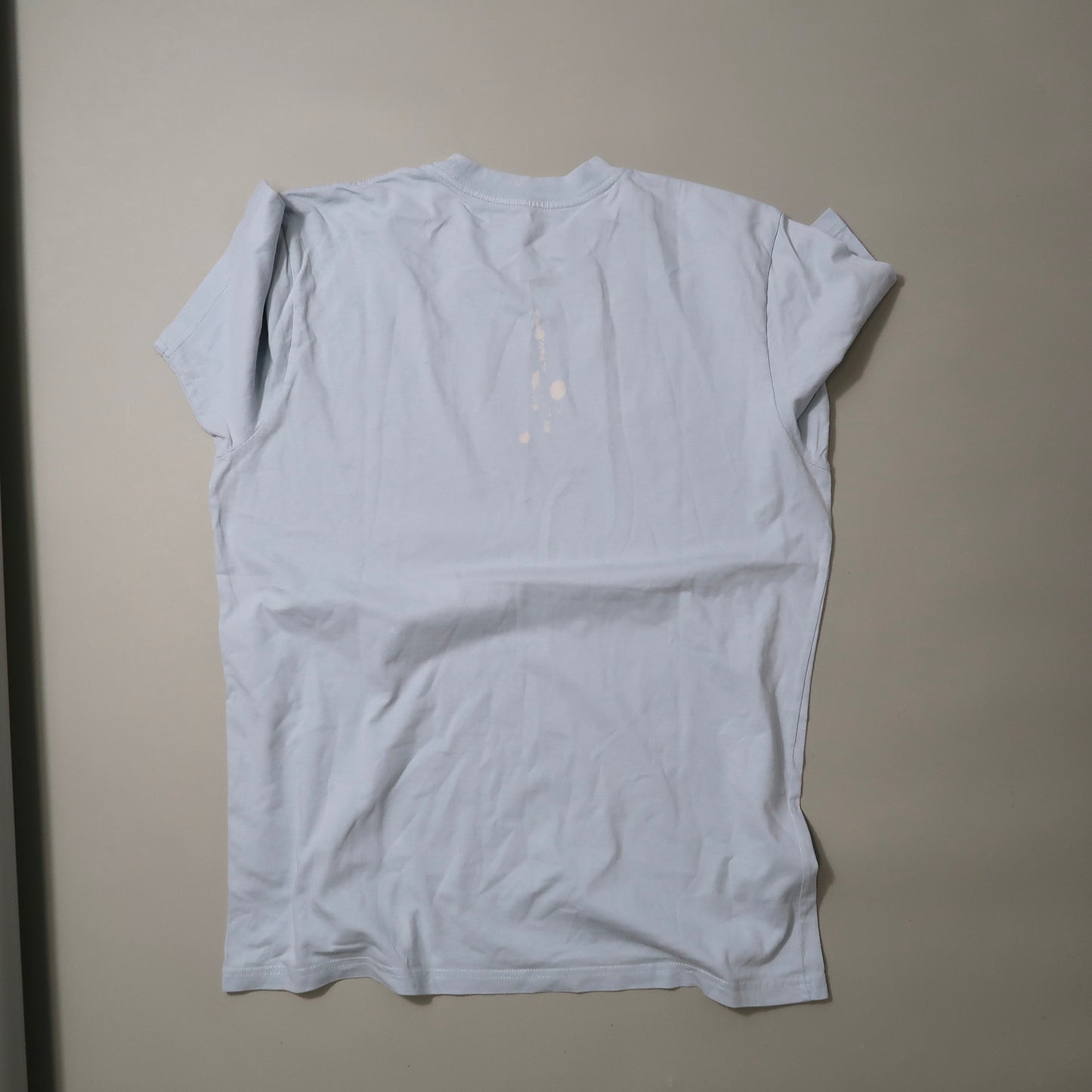 Маица Carhartt (флека од белило)