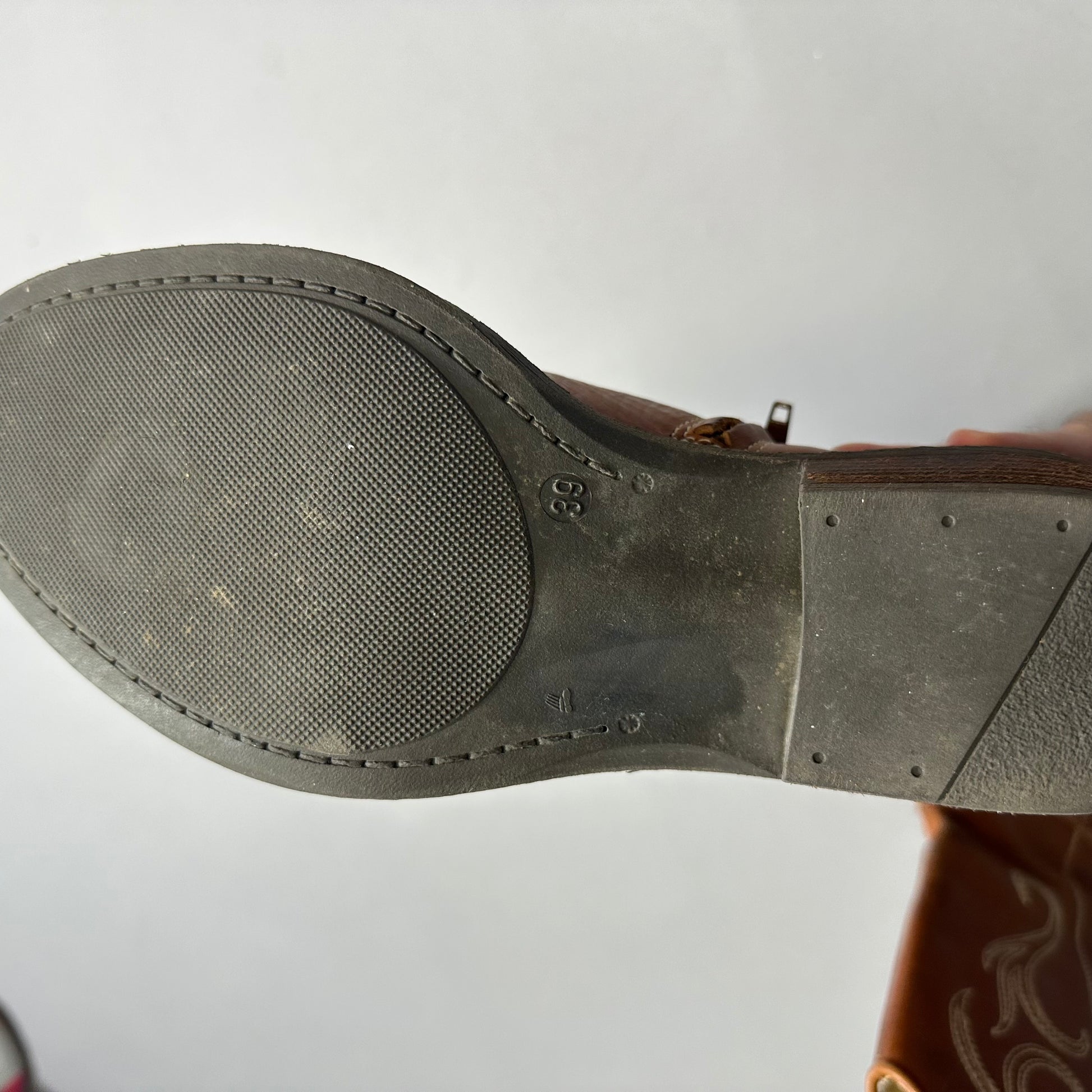 Sole of a shoe showing size 39, with a textured pattern.